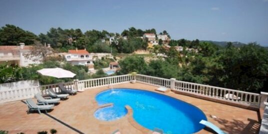 GRAN OPORTUNIDAD PARA FAMILIAS: CASA-CHALET CON VISTAS AL MAR Y LICENCIA TURÍSTICA